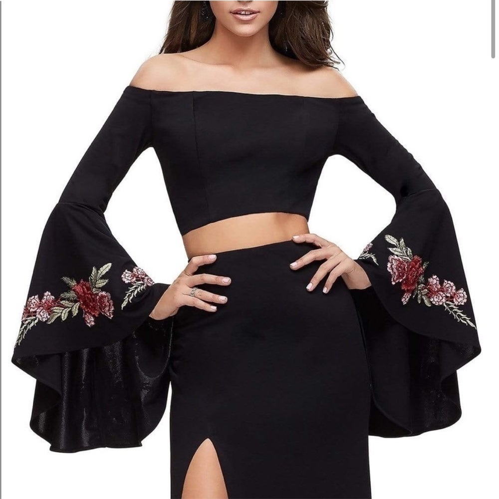 La Femme Embroidered Bell Sleeve Crop Top Style 25741 Black floral Sz 6